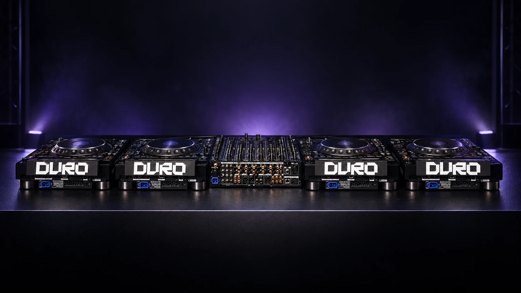Cuatro CDJ y un mixer central con placas personalizadas DURO